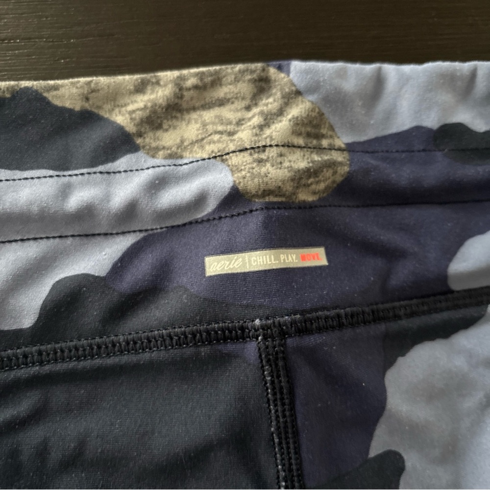 Aerie Chill Play Move Blue Camo Leggings Size Medium - Picture 4 of 5